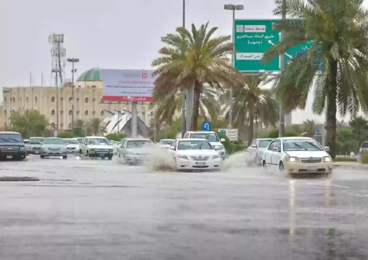 أمطار غزيرة تشكل أنهار في شوارع السعودية والجليد يتساقط على أهالي هذه المناطق